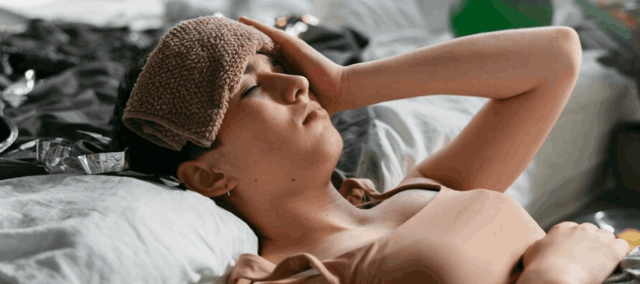 mulher jovem quer saber quanto tempo dura a ressaca e seus sintomas