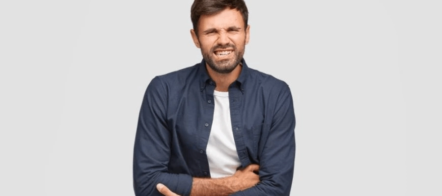 homem sentindo dor estomacal pode usar hidróxido de alumínio