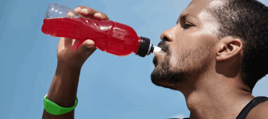 homem negro bebe líquido vermelho