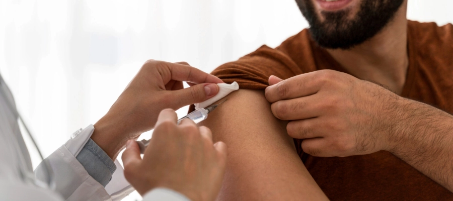 Imagem do post Pode beber depois de tomar vacina? Descubra se corta o efeito