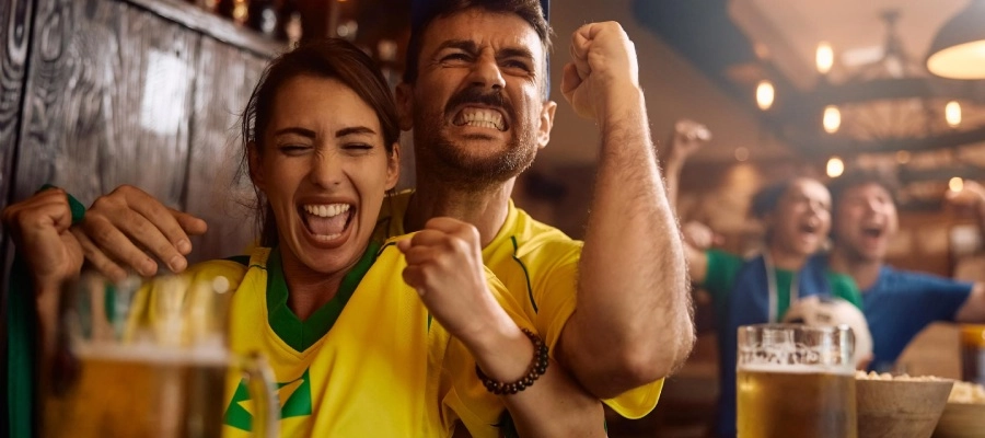 casal de torcedores busca o que colocar num kit ressaca