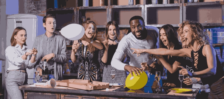 turma de amigos se divertindo em festa em casa com balões