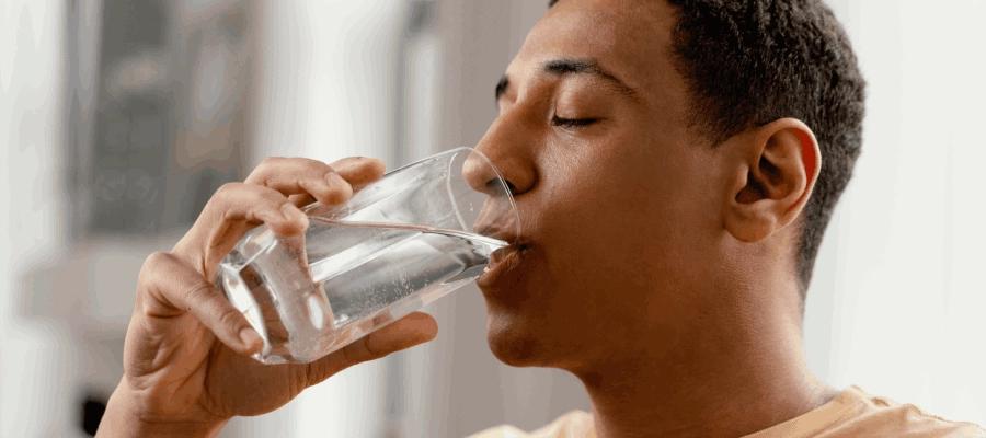 Imagem do post Por que o álcool desidrata? É possível evitar a desidratação?