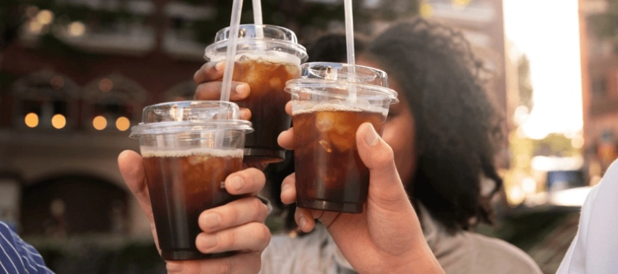 amigos de vista lateral segurando café gelado